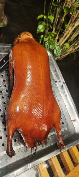 北京烤鸭是什么菜系_北京烤鸭属于哪个地方菜-第1张图片-俊逸知识馆